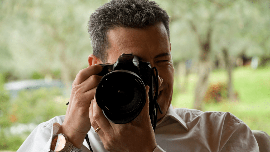 O cenário da fotografia profissional transformou-se radicalmente, e o sonho de viver da captura de momentos enfrenta novos desafios.